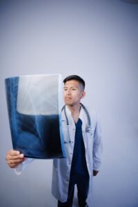 Investigații imagistice și funcționale (radiografii toracice, spirometrie, bronhoscopie)